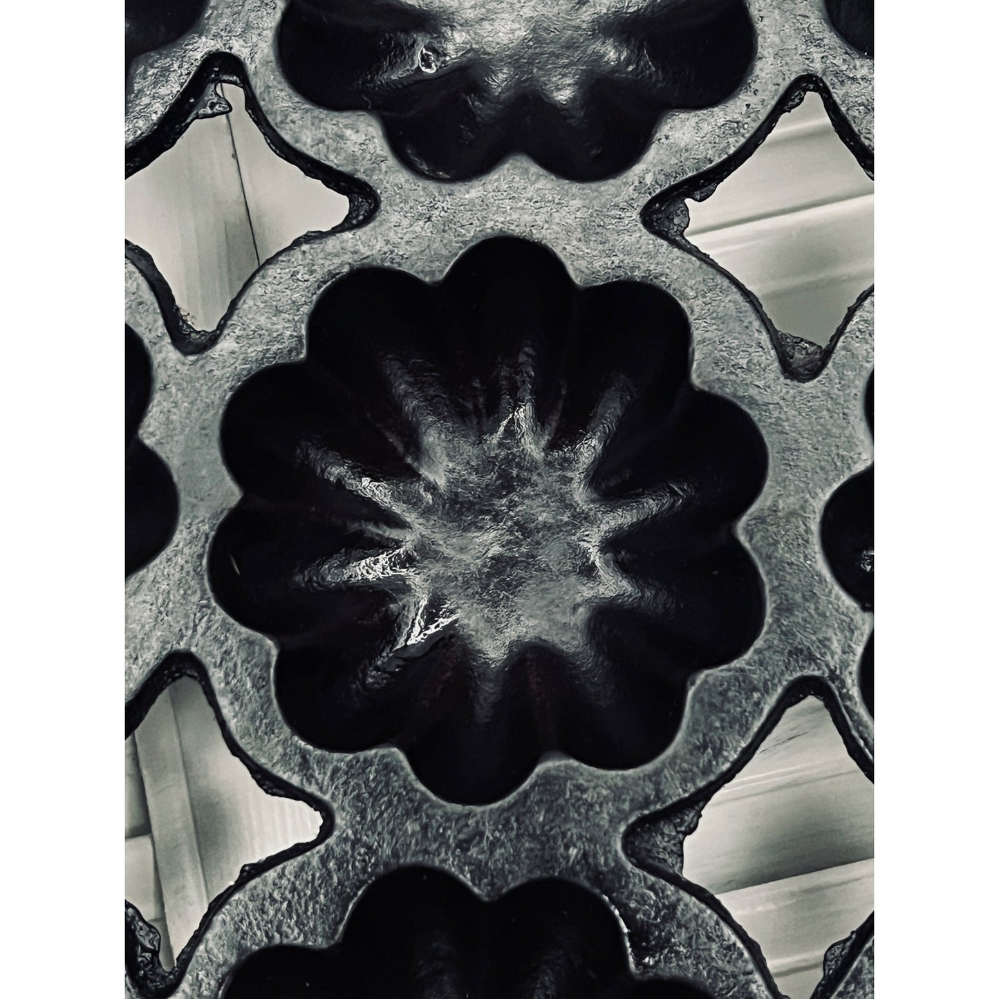 Vintage Cast Iron 12 Muffin Turk’s Head Pan