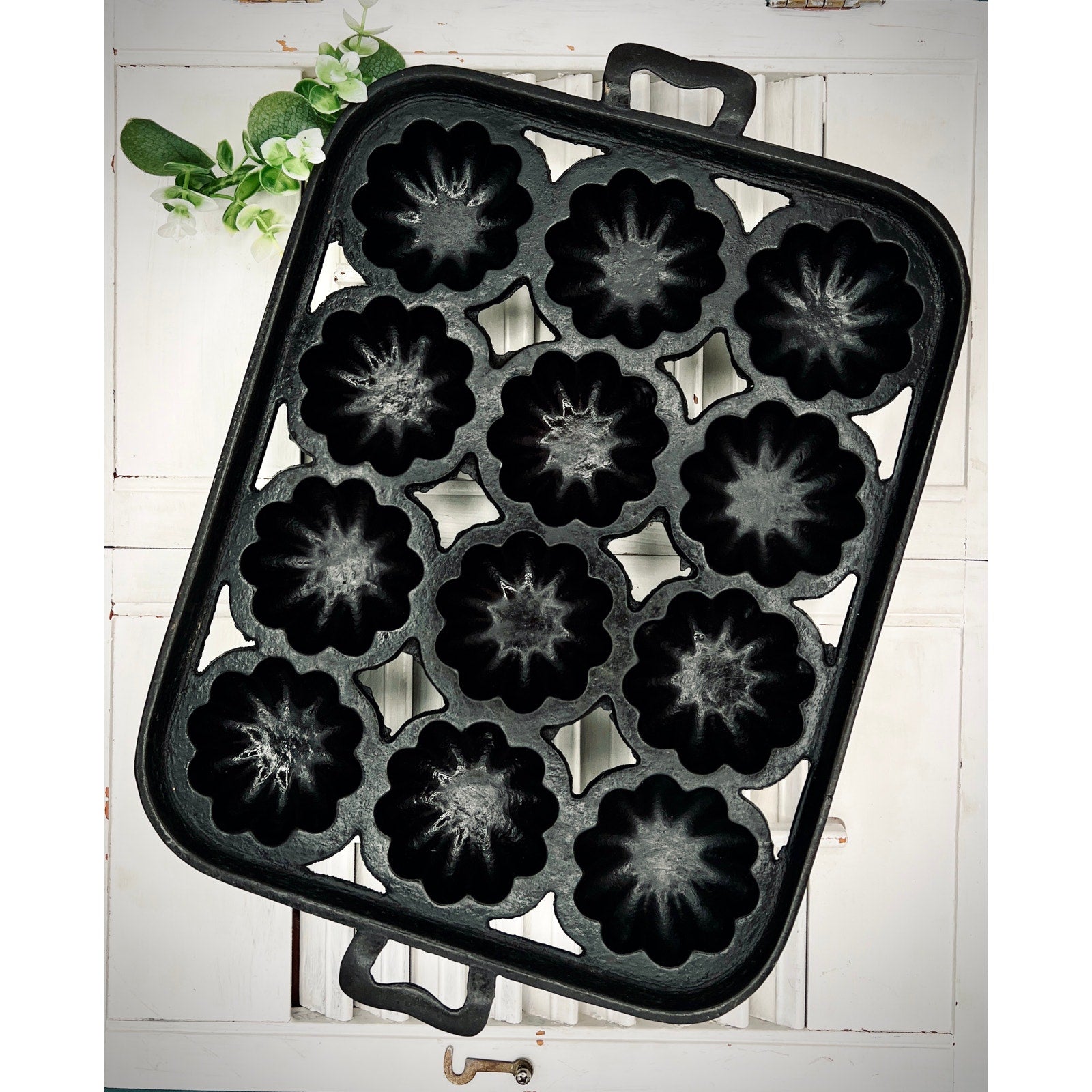 Vintage Cast Iron 12 Muffin Turk’s Head Pan