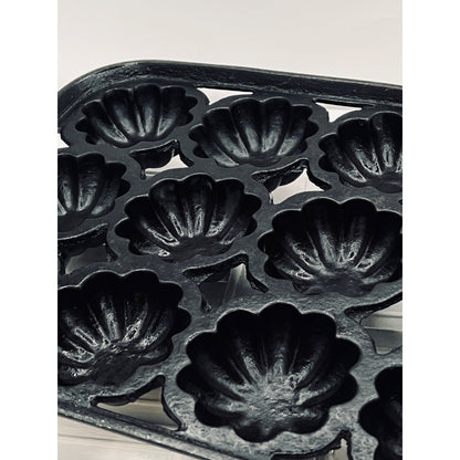 Vintage Cast Iron 12 Muffin Turk’s Head Pan