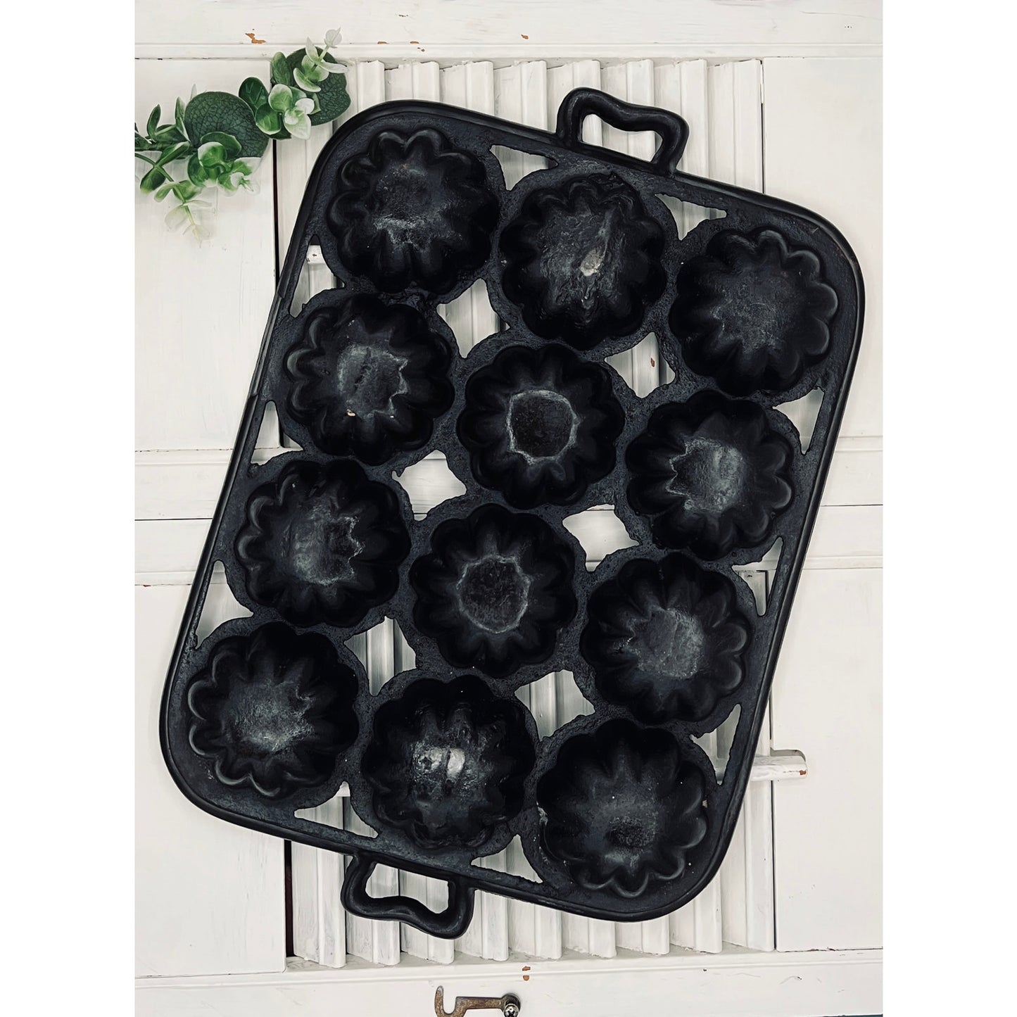 Vintage Cast Iron 12 Muffin Turk’s Head Pan