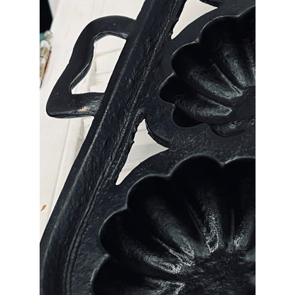 Vintage Cast Iron 12 Muffin Turk’s Head Pan