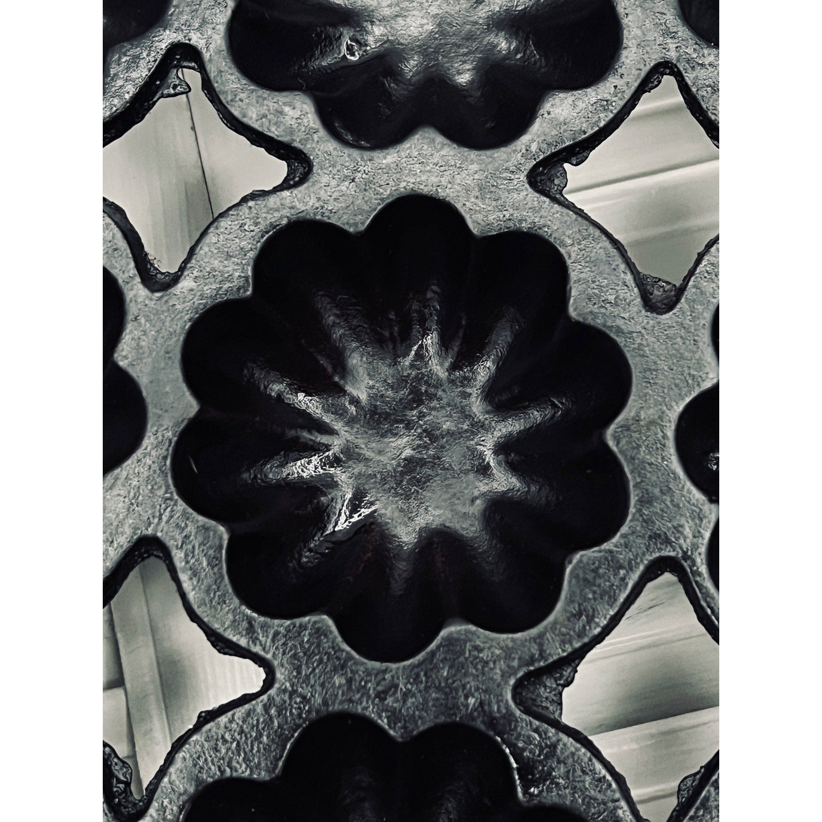 Vintage Cast Iron 12 Muffin Turk’s Head Pan