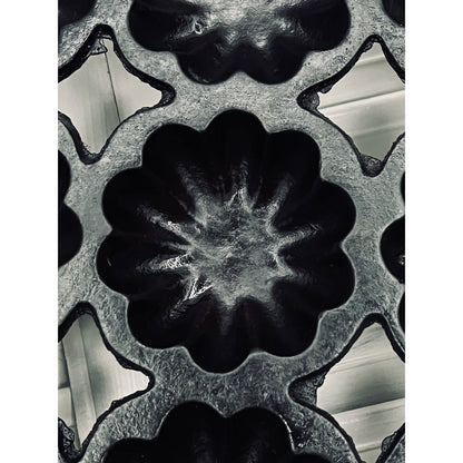 Vintage Cast Iron 12 Muffin Turk’s Head Pan